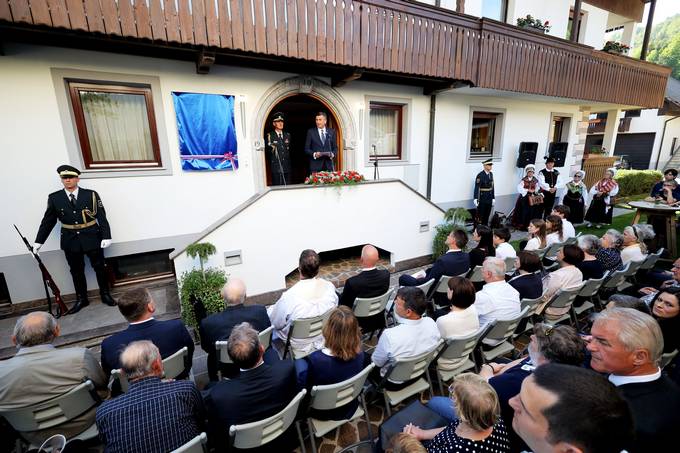 Predsednik Pahor na slovesnosti ob odkritju spominske plošče Ivanu Omanu